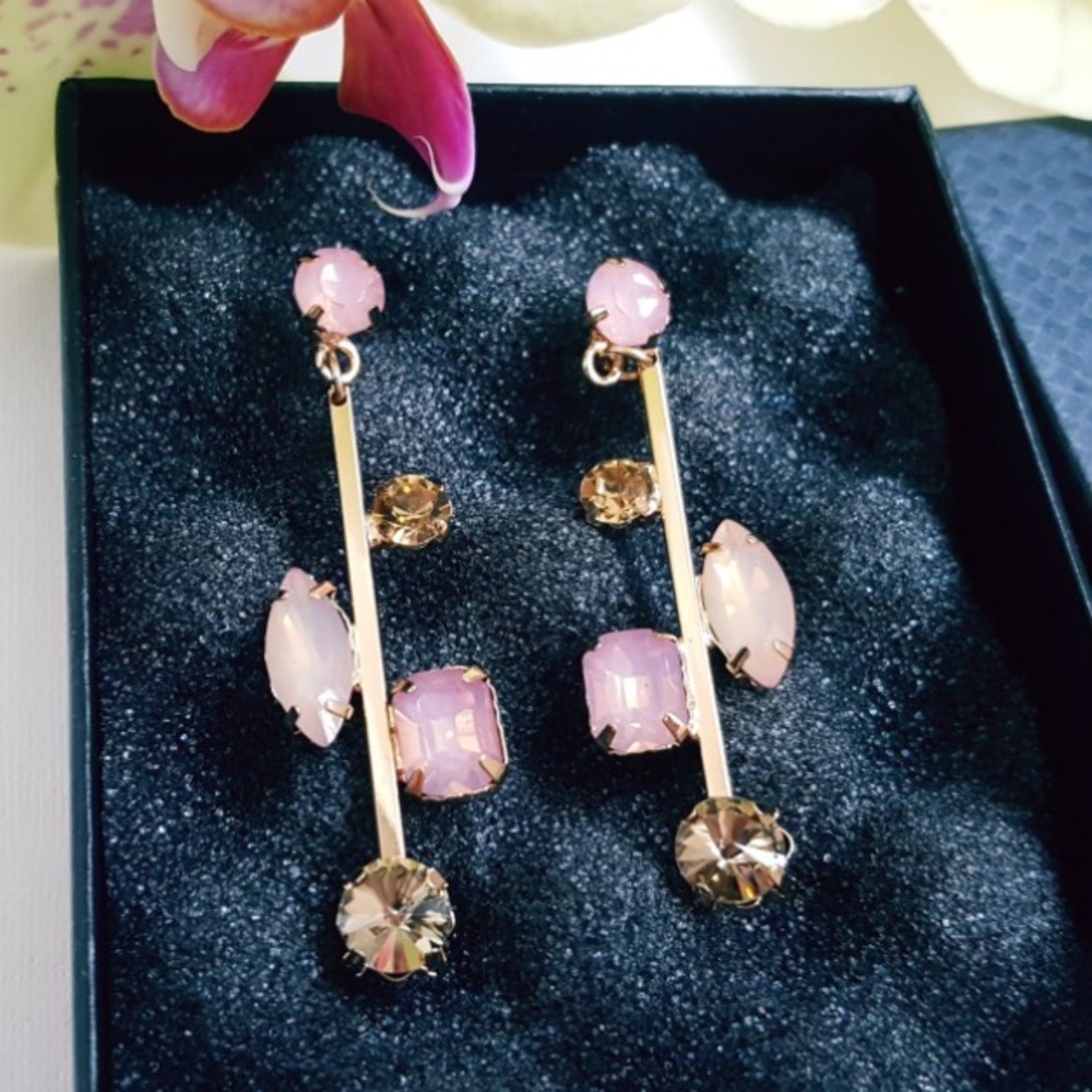 🆕 ELISE Crystal Dangle Drop Earrings - Picture 3 of 8